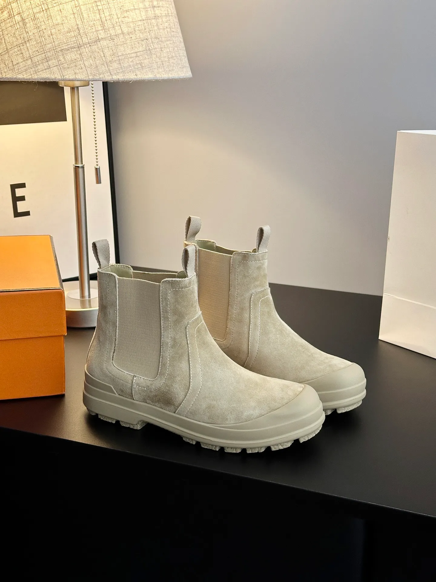 👟👟Ex-factory price 700👟👟 【𝐇𝐄𝐑𝐌𝐄𝐒Ankle boots】Exquisite workmanship, classic and yet individual, matching college style & simple style. yyds The key point is that it makes you taller and slimmer, which is really good news for small people. It makes you look slimmer and taller than ever yyds, good-looking ➢Shoe upper material: original customized cowhide + Yangjing noodles ➢Inner material: cowhide lining ➢Outsole material: original rubber sole ➢Color selection: black cowhide, black Yangjing, nude Yangjing ➢Optional code number: 35-40 (customized 40 is not returnable)